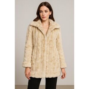 Regent Park Women's White Fluffy Soft Coat Size Small Hook & Eye Closure Pockets